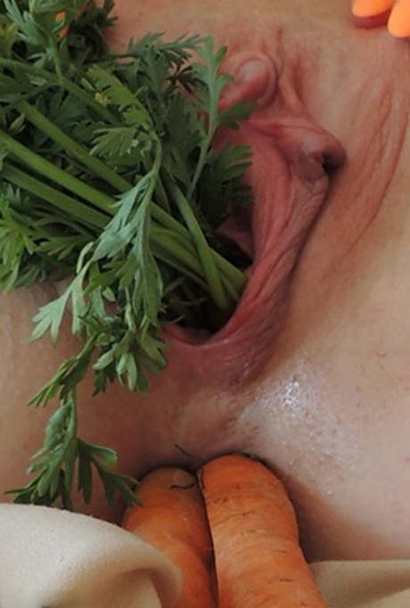 Older blonde Emerald stuffs her pussy and asshole full of vegetables 84632996