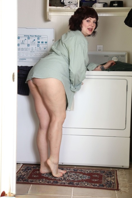 30 plus plumper Satine gets totally naked while doing laundry 67677299