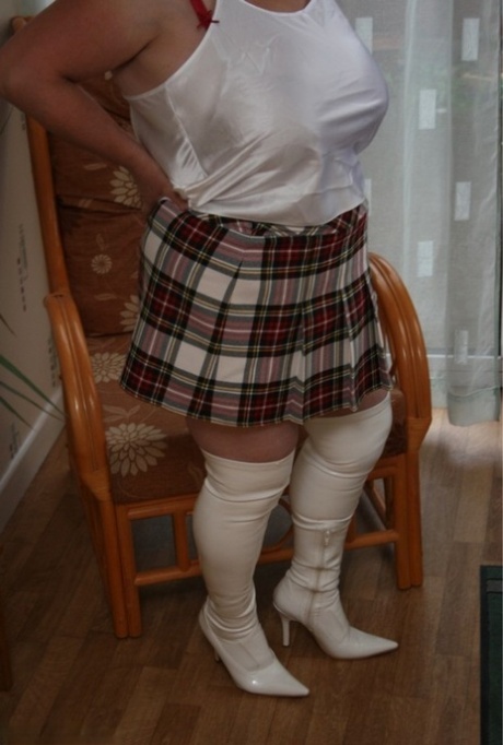Thick British woman Kinky Carol lifts up her skirt before freeing her big tits 13907754