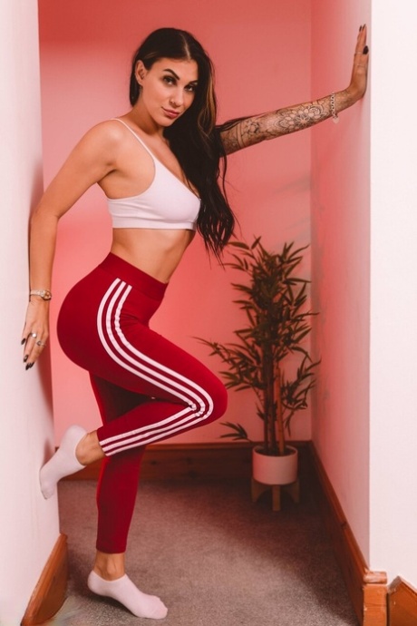 Hot British chick Roxy Mendez does away with athletic attire to pose nude 34564558
