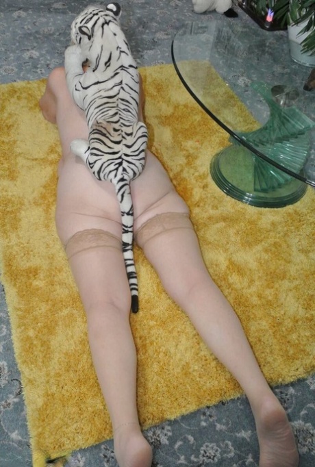 Blonde granny Sparkle sports a pair of stockings while posing in the nude 70989701