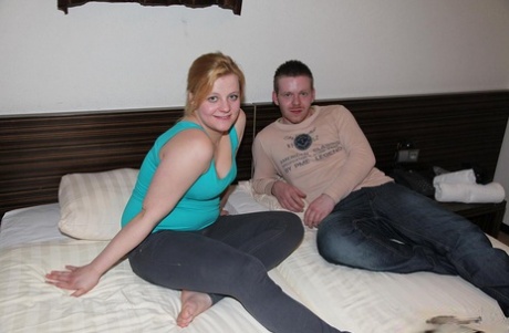 Plump chick and her man friend fuck on a bed after hooking up 32388000