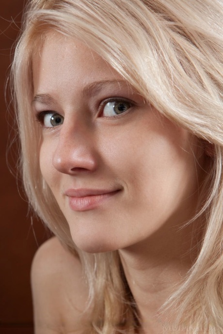 Leggy blonde babe Mila I displaying nice teen tits and shaved pussy 27227859