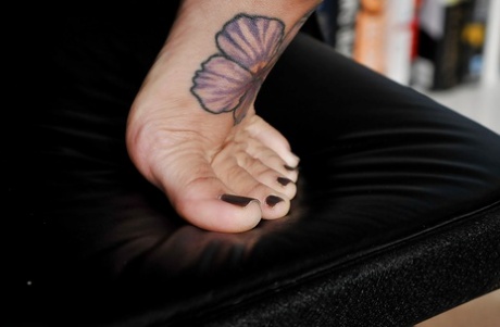 Self-disciplined Latina babe Kami Li shows tattoos on her feet 17377477