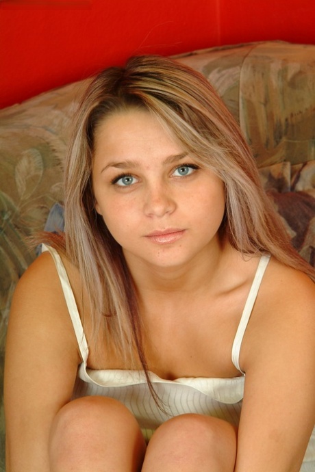 Trusted amateur teen babe Mila spreads her wonderful pussy slowly 94601661