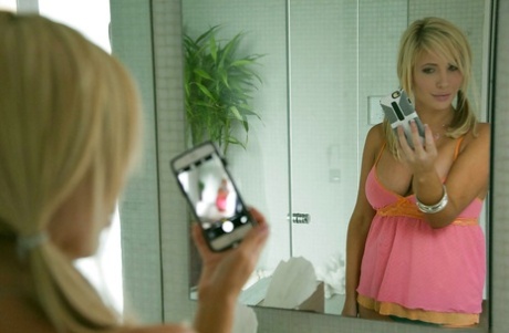 Astonishing chick Tasha Reign smiles and makes some selfies on cam 52811714