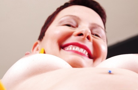 Short haired mature lady Kali Karinena strips down to her underwear 30700371