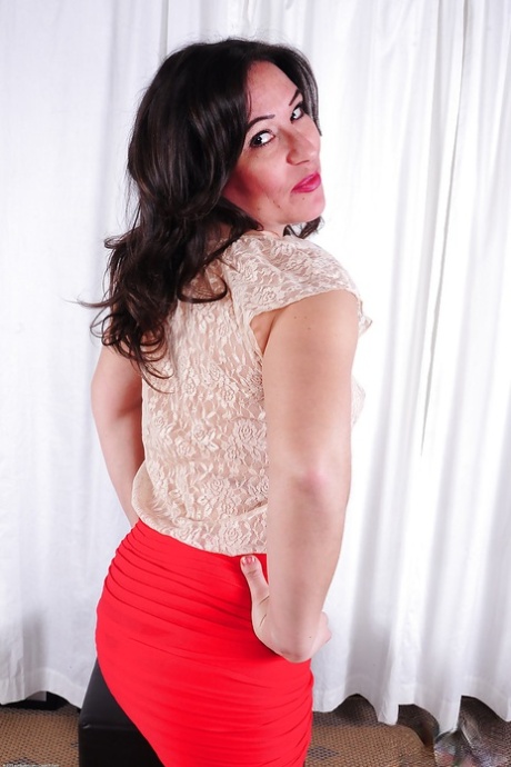 Older brunette lady Hope spreading shaved vagina in fishnet stockings 50222269