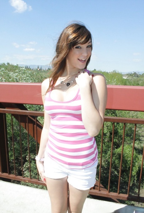 Flexible babe in shorts Holly Michaels shows her sports body outdoor 30281272