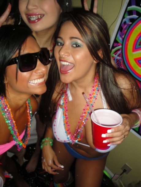Teen babes Kim, Sasha and Penelope have naughty groupsex 62692287