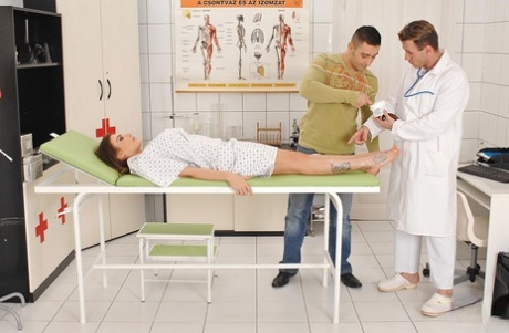 Busty MILF Clanddi Jinkcego is into hot foot fetish action with two guys 44760747