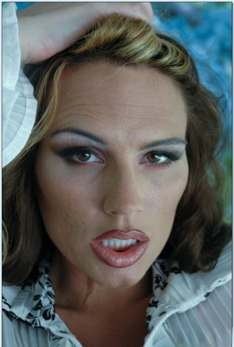 Well-stacked mature vixen Lisa Lipps stripping and spreading her legs 27544384